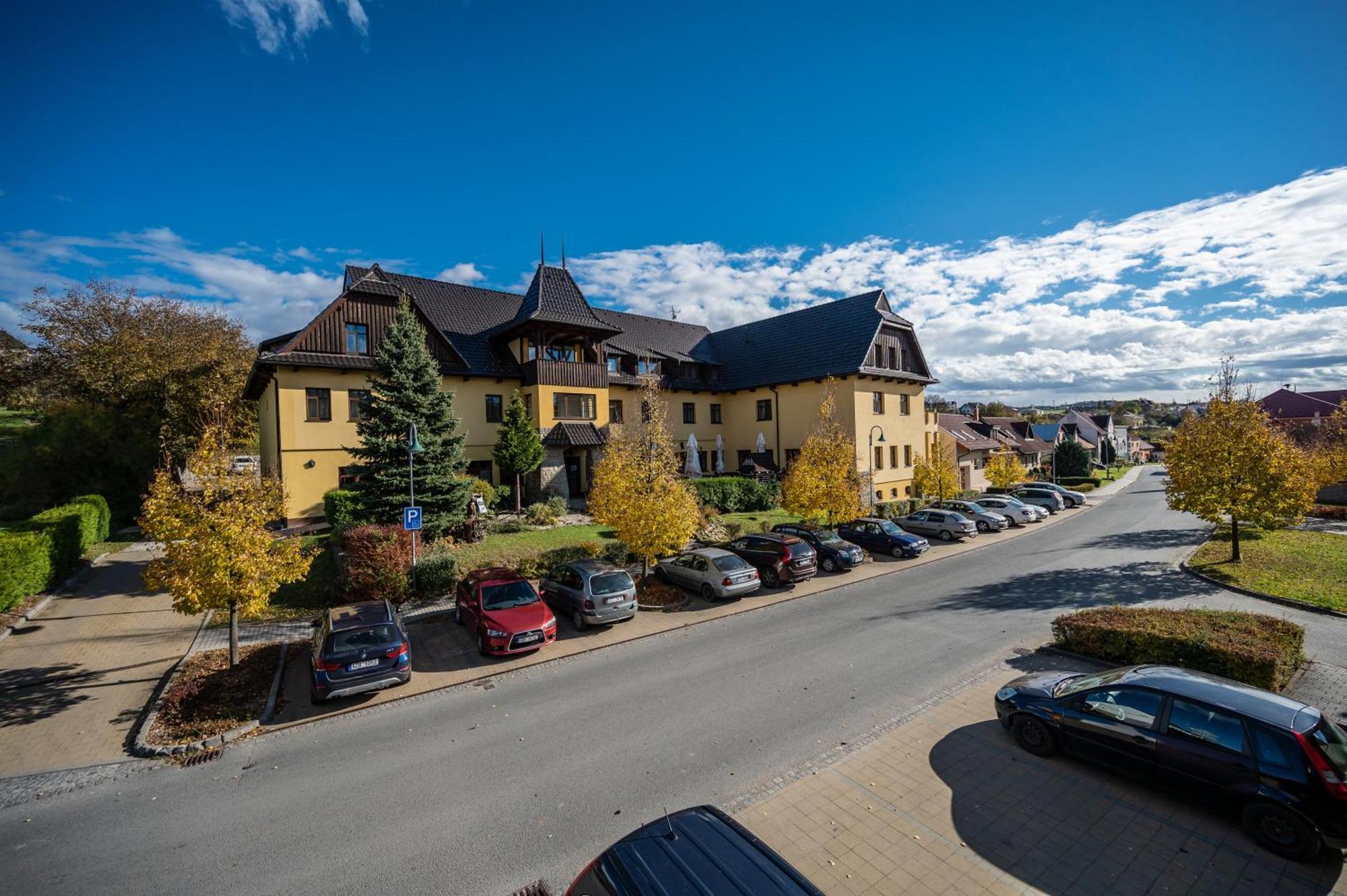 Valassky Hotel A Pivni Lazne Ogar Luhacovice Exterior photo